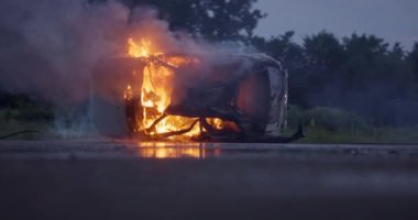 İtfaiyeciler yangını kontrol etmek için alevlerle savaşır, yayılmak için değil. İtfaiyeci endüstriyel ve kamu güvenliği kavramı. Trafik ya da araba kazası kurtarma ve eyleme yardım. Yüksek kalite fotoğraf