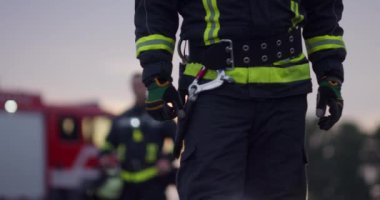 Koruyucu kıyafetli kahraman bir itfaiyecinin portresi. İtfaiyeci itfaiyecisi ya da gece veya gündüz araba kazası kurtarma operasyonu. Yüksek kalite fotoğraf
