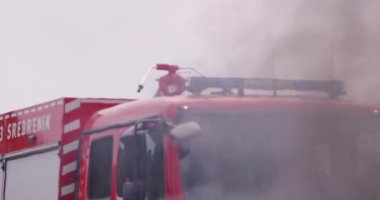 İtfaiyeciler yangını kontrol etmek için alevlerle savaşır, yayılmak için değil. İtfaiyeci endüstriyel ve kamu güvenliği kavramı. Trafik ya da araba kazası kurtarma ve eyleme yardım. Yüksek kalite fotoğraf