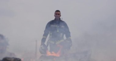 Koruyucu kıyafetli kahraman bir itfaiyecinin portresi itfaiye ya da gece veya gündüz araba kazası kurtarma operasyonu..