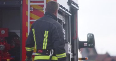 İtfaiyeciler yangını kontrol etmek için alevlerle savaşır, yayılmak için değil. İtfaiyeci endüstriyel ve kamu güvenliği kavramı. Trafik ya da araba kazası kurtarma ve eyleme yardım. Yüksek kalite fotoğraf