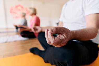 Son sınıf öğrencisi, yakın plan çekimde, yoga, sükunet ve farkındalığı somutlaştırırken meditasyon ve rahatlamayla boğuşuyor..