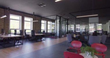 Modern başlangıç merkezleri çağdaş bir kurumsal ortamda cam ofislerden oluşur, modern bir çalışma alanının gösterişli, yenilikçi ve minimalist tasarım estetiğini vurgularlar. 