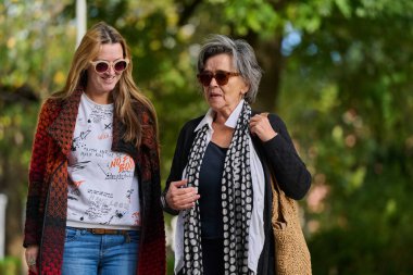 Güzel bir sonbahar gününde, yaşlı bir anne ve kızı canlı yaprakların arasında dolaşır, samimi konuşmaları ve destek anlarını paylaşırlar..