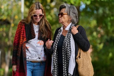 Güzel bir sonbahar gününde, yaşlı bir anne ve kızı canlı yaprakların arasında dolaşır, samimi konuşmaları ve destek anlarını paylaşırlar..