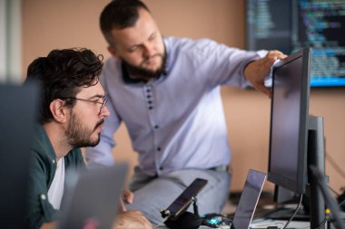 Derin işbirliğine dalmış programcılar, karmaşık sorunları çözmek ve sorunsuz işlevselliğe sahip yenilikçi mobil uygulamalar geliştirmek için özenle birlikte çalışıyorlar