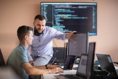 Derin işbirliğine dalmış programcılar, karmaşık sorunları çözmek ve sorunsuz işlevselliğe sahip yenilikçi mobil uygulamalar geliştirmek için özenle birlikte çalışıyorlar