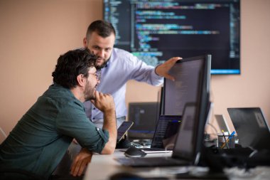 Derin işbirliğine dalmış programcılar, karmaşık sorunları çözmek ve sorunsuz işlevselliğe sahip yenilikçi mobil uygulamalar geliştirmek için özenle birlikte çalışıyorlar