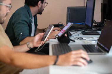 Derin işbirliğine dalmış programcılar, karmaşık sorunları çözmek ve sorunsuz işlevselliğe sahip yenilikçi mobil uygulamalar geliştirmek için özenle birlikte çalışıyorlar