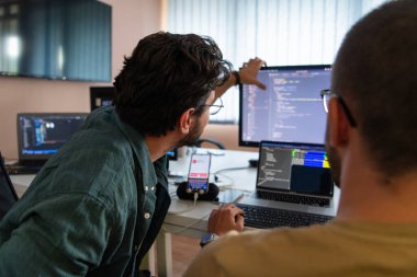 Derin işbirliğine dalmış programcılar, karmaşık sorunları çözmek ve sorunsuz işlevselliğe sahip yenilikçi mobil uygulamalar geliştirmek için özenle birlikte çalışıyorlar