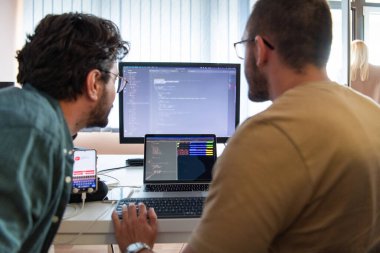 Derin işbirliğine dalmış programcılar, karmaşık sorunları çözmek ve sorunsuz işlevselliğe sahip yenilikçi mobil uygulamalar geliştirmek için özenle birlikte çalışıyorlar