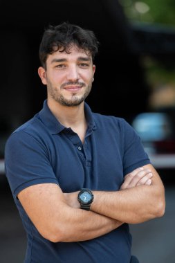 Şirketin önünde genç ve başarılı bir girişimcinin portresi. Yüksek kalite fotoğraf