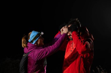 Eğitimden sonra nefes almaktan sıkılan koşucular, teknoloji sporu saatlerine bakmaktan, kalp atış hızı verilerini ve navigasyonlarını kontrol etmekten bıktılar. İki sporcu bir dağda birlikte koşuyor..