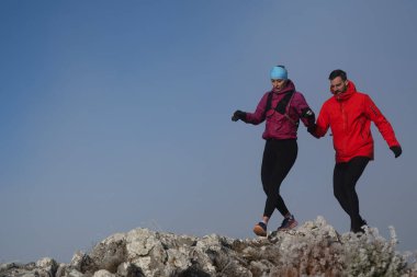Dağ yolunda koşan bir çiftin izini sürüyorum. Bir çift sabahın erken saatlerinde kros koşusu yapıyor..