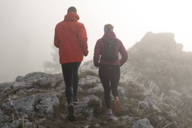 Dağ yolunda koşan bir çiftin izini sürüyorum. Bir çift sabahın erken saatlerinde kros koşusu yapıyor..