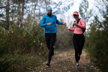 Sabahın erken saatlerinde büyülü ormanda koşan bir çiftle ülkeyi boydan boya kat ettim.