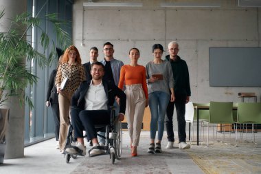 Ofiste birlikte yürüyen çeşitli iş adamları, işbirliği ve başarılı bir takım olarak birlik ve gücü sembolize ediyor.. 