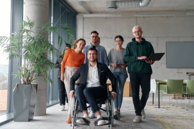 Ofiste birlikte yürüyen çeşitli iş adamları, işbirliği ve başarılı bir takım olarak birlik ve gücü sembolize ediyor.. 