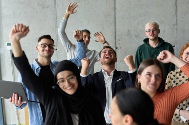 Çeşitli iş adamlarından oluşan bir ekip modern bir ofiste başarılarını coşkuyla kutluyor, amaçlarına ulaştıktan sonra zafer ve birlik içinde olduklarını ifade ediyorlar.. 