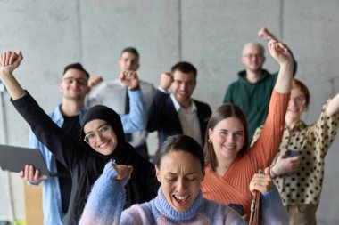 Çeşitli iş adamlarından oluşan bir ekip modern bir ofiste başarılarını coşkuyla kutluyor, amaçlarına ulaştıktan sonra zafer ve birlik içinde olduklarını ifade ediyorlar.. 
