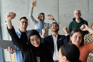Çeşitli iş adamlarından oluşan bir ekip modern bir ofiste başarılarını coşkuyla kutluyor, amaçlarına ulaştıktan sonra zafer ve birlik içinde olduklarını ifade ediyorlar.. 
