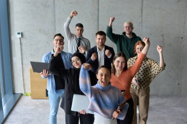 Çeşitli iş adamlarından oluşan bir ekip modern bir ofiste başarılarını coşkuyla kutluyor, amaçlarına ulaştıktan sonra zafer ve birlik içinde olduklarını ifade ediyorlar.. 