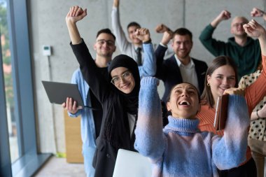 Çeşitli iş adamlarından oluşan bir ekip modern bir ofiste başarılarını coşkuyla kutluyor, amaçlarına ulaştıktan sonra zafer ve birlik içinde olduklarını ifade ediyorlar.. 