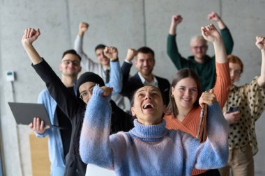 Çeşitli iş adamlarından oluşan bir ekip modern bir ofiste başarılarını coşkuyla kutluyor, amaçlarına ulaştıktan sonra zafer ve birlik içinde olduklarını ifade ediyorlar.. 