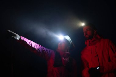 Eğitimden sonra nefes almaktan sıkılan koşucular, teknoloji sporu saatlerine bakmaktan, kalp atış hızı verilerini ve navigasyonlarını kontrol etmekten bıktılar. İki sporcu bir dağda birlikte koşuyor..