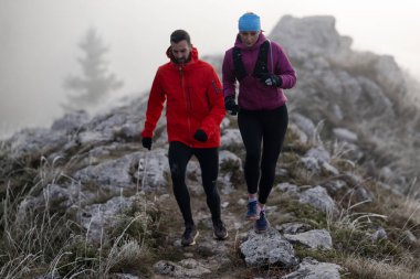 Dağ yolunda koşan bir çiftin izini sürüyorum. Bir çift sabahın erken saatlerinde kros koşusu yapıyor..