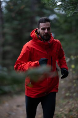 Patika koşucusu dağ ormanına doğru gidiyor. Sabahın erken saatlerinde açık havada Ultra yarış maratonuna hazırlanıyorum. 