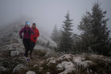 Dağ yolunda koşan bir çiftin izini sürüyorum. Bir çift sabahın erken saatlerinde kros koşusu yapıyor..
