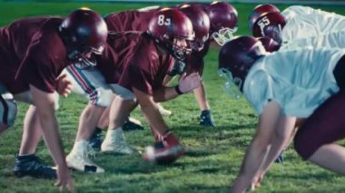 Amerikan Futbol Şampiyonası Başlangıç Takımları. Profesyonel oyuncular, agresif yüzleşme, zorlamaya başlayın, mücadeleye başlayın. Zorlu Enerji ve Yetenek Yarışması. Sinematik Yavaş Sinema Dramatik Spor. 