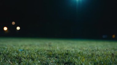Amerikan Futbolcu Başlangıç Maçı 'nın sinematik çekimi. Profesyonel Oyuncu tarafından tekmelenen topun statik yakın çekimi. Gates Gol Tekmesi. Başarılı takım skorları ve şampiyonluğu. Şık