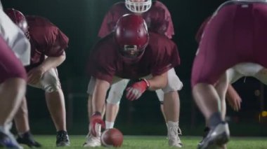 Amerikan Futbol Şampiyonası Başlangıç Takımları. Profesyonel oyuncular, agresif yüzleşme, zorlamaya başlayın, mücadeleye başlayın. Zorlu Enerji ve Yetenek Yarışması. Sinematik Yavaş Sinema Dramatik Spor. 