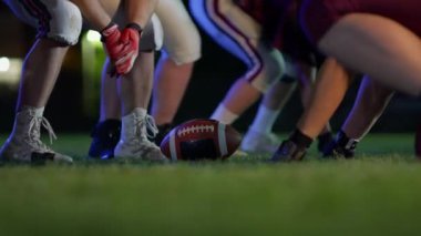 Amerikan Futbol Şampiyonası Başlangıç Takımları. Profesyonel oyuncular, agresif yüzleşme, zorlamaya başlayın, mücadeleye başlayın. Zorlu Enerji ve Yetenek Yarışması. Sinematik Yavaş Sinema Dramatik Spor. 