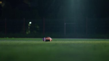 Amerikan Futbol Maçı Başlangıç Takımları Hazır: İki Profesyonel Oyuncu 'nun Yakın Çekim Portresi, Agresif Yüzleşme. Zorlu Enerji, Güç ve Yetenek Yarışması. Slow Motion Sinematik İş Konsepti