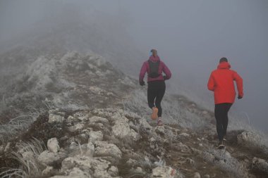 Dağ yolunda koşan bir çiftin izini sürüyorum. Bir çift sabahın erken saatlerinde kros koşusu yapıyor..