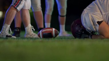 Amerikan Futbol Şampiyonası Başlangıç Takımları. Profesyonel oyuncular, agresif yüzleşme, zorlamaya başlayın, mücadeleye başlayın. Zorlu Enerji ve Yetenek Yarışması. Sinematik Yavaş Sinema Dramatik Spor. 