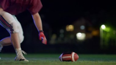 Amerikan Futbol Maçı Başlangıç Takımları Hazır: İki Profesyonel Oyuncu 'nun Yakın Çekim Portresi, Agresif Yüzleşme. Zorlu Enerji, Güç ve Yetenek Yarışması. Slow Motion Sinematik İş Konsepti