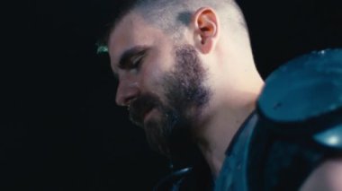 Bir Amerikan futbolcusunun yakın plan portresi yoğun bir antrenmandan sonra terliyor, atletizm ve kararlılık sergiliyor. Sporla ilgili içerik ve motivasyonel görseller için ideal