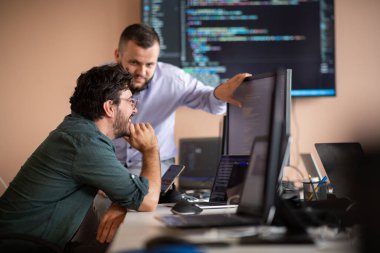 Derin işbirliğine dalmış programcılar, karmaşık sorunları çözmek ve sorunsuz işlevselliğe sahip yenilikçi mobil uygulamalar geliştirmek için özenle birlikte çalışıyorlar