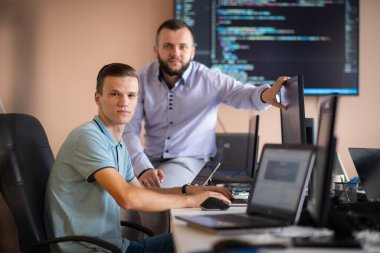 Derin işbirliğine dalmış programcılar, karmaşık sorunları çözmek ve sorunsuz işlevselliğe sahip yenilikçi mobil uygulamalar geliştirmek için özenle birlikte çalışıyorlar