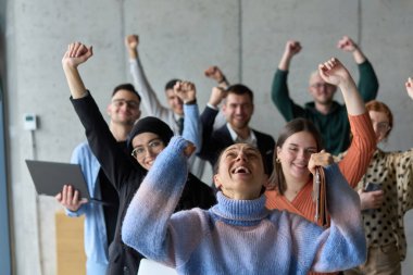 Çeşitli iş adamlarından oluşan bir ekip modern bir ofiste başarılarını coşkuyla kutluyor, amaçlarına ulaştıktan sonra zafer ve birlik içinde olduklarını ifade ediyorlar.. 