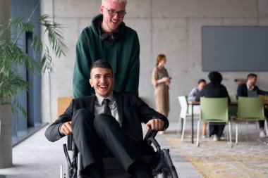 Ofiste Kahkahalar ve Neşeyle Yuvarlanırken Tekerlekli Sandalyede Eğlence Yöneticisi