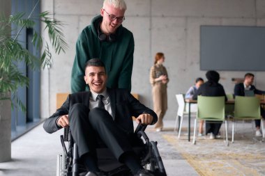 Ofiste Kahkahalar ve Neşeyle Yuvarlanırken Tekerlekli Sandalyede Eğlence Yöneticisi