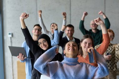 Çeşitli iş adamlarından oluşan bir ekip modern bir ofiste başarılarını coşkuyla kutluyor, amaçlarına ulaştıktan sonra zafer ve birlik içinde olduklarını ifade ediyorlar.. 