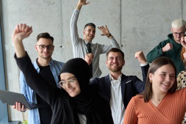 Çeşitli iş adamlarından oluşan bir ekip modern bir ofiste başarılarını coşkuyla kutluyor, amaçlarına ulaştıktan sonra zafer ve birlik içinde olduklarını ifade ediyorlar.. 