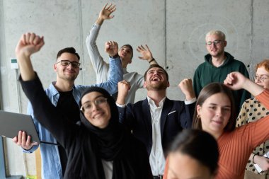 Çeşitli iş adamlarından oluşan bir ekip modern bir ofiste başarılarını coşkuyla kutluyor, amaçlarına ulaştıktan sonra zafer ve birlik içinde olduklarını ifade ediyorlar.. 