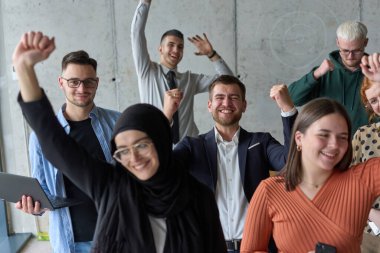 Çeşitli iş adamlarından oluşan bir ekip modern bir ofiste başarılarını coşkuyla kutluyor, amaçlarına ulaştıktan sonra zafer ve birlik içinde olduklarını ifade ediyorlar.. 